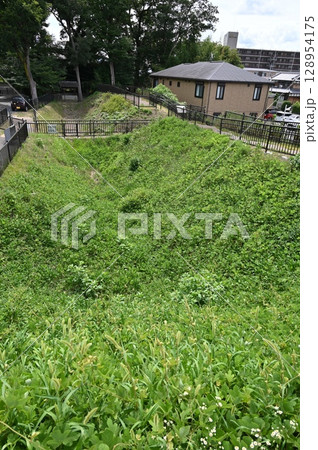 勝龍寺城跡　北側惣構　土塁・空堀　長岡京市 128954175