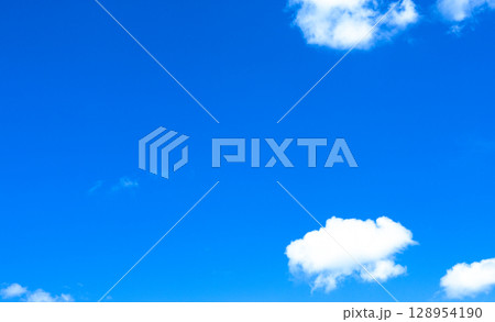 爽やかな青空と白い雲のシンプルな風景 爽やかな青空と白い雲のシンプルな風景 128954190