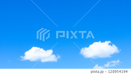 爽やかな青空と白い雲のシンプルな風景 128954194
