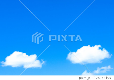 爽やかな青空と白い雲のシンプルな風景 爽やかな青空と白い雲のシンプルな風景 128954195