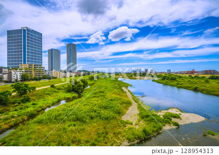 日本の東京都市景観7月27日…多摩川や川崎・武蔵小杉駅前のタワーマンション群など望む＝令和7年 128954313