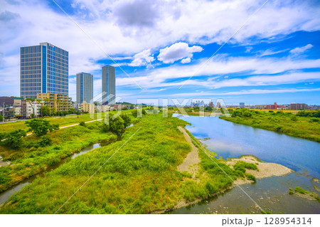日本の東京都市景観7月27日…多摩川や川崎・武蔵小杉駅前のタワーマンション群など望む＝令和7年 128954314