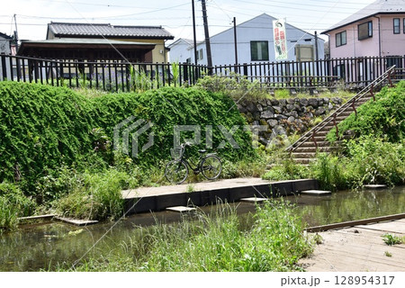 横浜市　阿久和川集いのまほろばのせせらぎと遊歩道 128954317