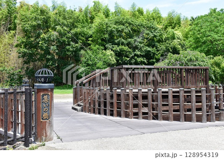 横浜市　阿久和川集いのまほろば・集いの橋と森林 128954319