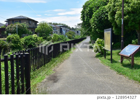 横浜市　阿久和川集いのまほろば遊歩道と案内板と紫陽花 128954327