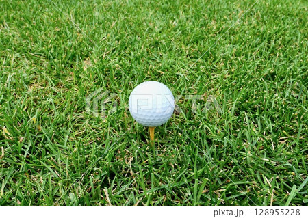 芝生の上にティーアップされた白いゴルフボール 128955228