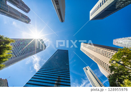 日本の東京都市景観7月希望の光…東京都庁やオフィスビル群などを望む…新時代へ＝26日 128955976