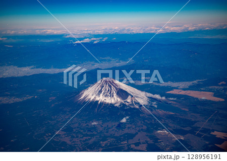 上空から見た冠雪した春の冠雪の富士山 128956191