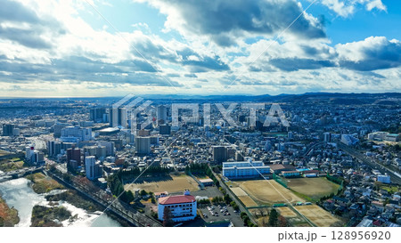 青空の現代都市のドローン空撮 青空の現代都市のドローン空撮 128956920