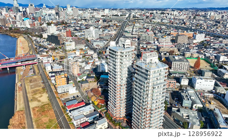 現代都市のドローン空撮 128956922