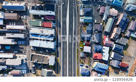 現代都市と道路のドローン真俯瞰空撮 現代都市と道路のドローン真俯瞰空撮 128956926