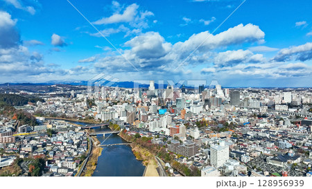 青空の現代都市のドローン空撮 128956939