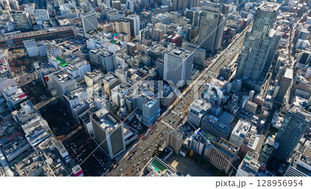 現代都市のドローン空撮 128956954