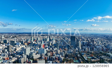 青空の現代都市のドローン空撮 128956965