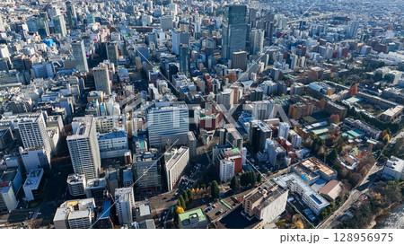 現代都市のドローン空撮 128956975