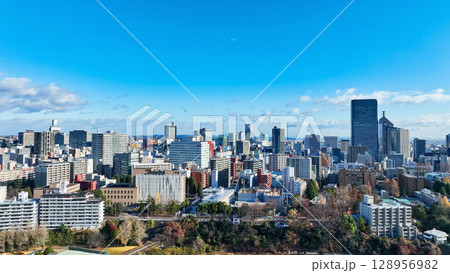 青空の現代都市のドローン空撮 128956982