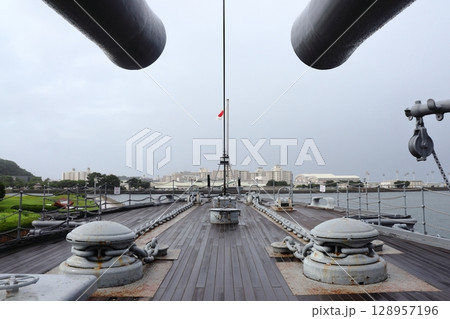 戦艦の船首 砲身や錨鎖甲板 (記念艦 三笠) 戦艦の船首 砲身や錨鎖甲板 (記念艦 三笠) 128957196