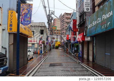 早朝で閑散とした、どぶ板通り商店街(神奈川県 横須賀市) 早朝で閑散とした、どぶ板通り商店街(神奈川県 横須賀市) 128957200