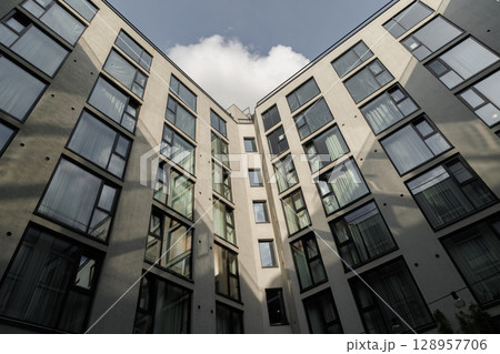 Exploring Modern Urban Architecture in a Unique Courtyard Setting for City Life and Community 128957706