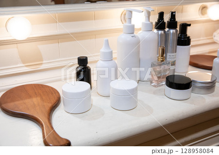 美容室のヘアセット道具 美容室のヘアセット道具 128958084