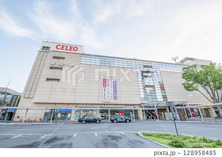 山梨県甲府市　快晴のJR甲府駅南口 128958485