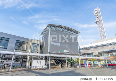 山梨県甲府市　快晴のJR甲府駅北口 128958499