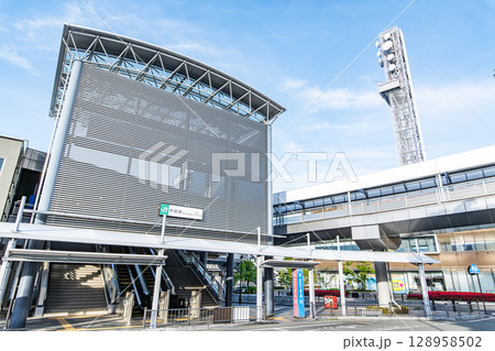 山梨県甲府市 快晴のJR甲府駅北口 山梨県甲府市 快晴のJR甲府駅北口 128958502