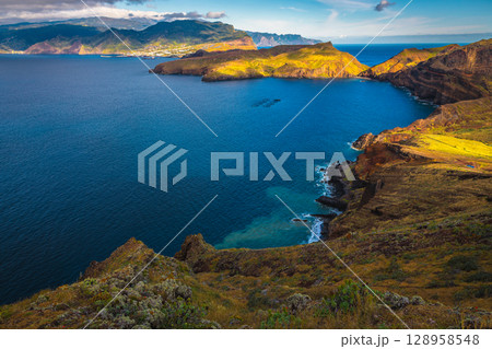 Amazing scenery on the Sao Lourenco peninsula at sunrise 128958548