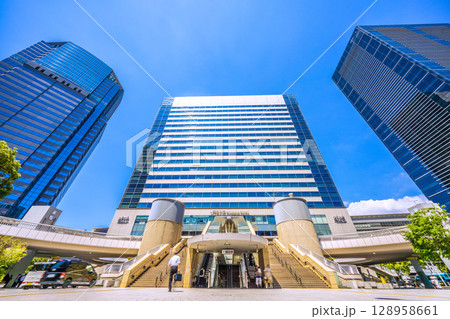 日本の東京都市景観 品川駅やオフィスビル群などを望む＝7月26日 128958661