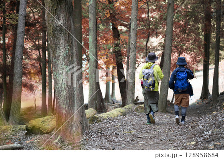 紅葉の登山道を歩く登山者 128958684