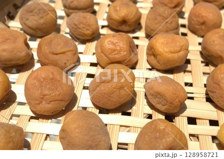 梅干し作り 梅干し作り 128958721