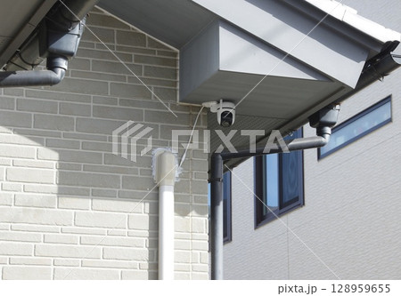原価先の軒下に取り付けた防犯カメラの様子 128959655