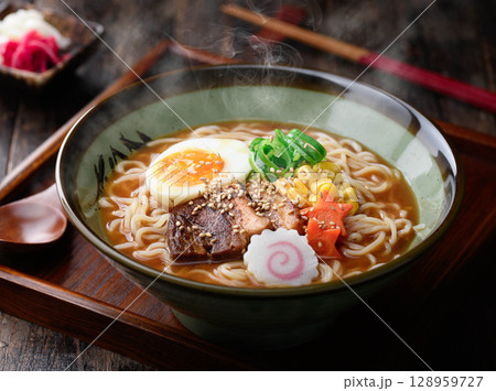 湯気立つ味噌ラーメンの贅沢一杯|冬に食べたい出来立て麺料理 湯気立つ味噌ラーメンの贅沢一杯|冬に食べたい出来立て麺料理 128959727
