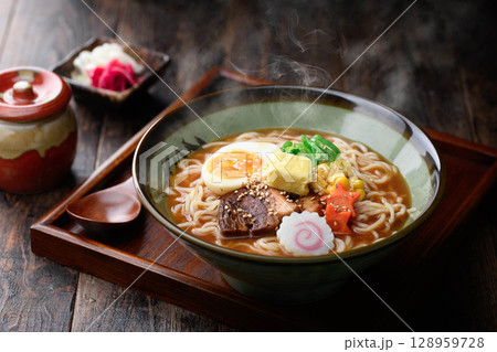 湯気立つ味噌ラーメンの贅沢一杯|冬に食べたい出来立て麺料理 湯気立つ味噌ラーメンの贅沢一杯|冬に食べたい出来立て麺料理 128959728