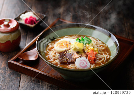 湯気立つ味噌ラーメンの贅沢一杯|冬に食べたい出来立て麺料理 湯気立つ味噌ラーメンの贅沢一杯|冬に食べたい出来立て麺料理 128959729