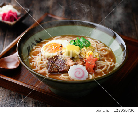 湯気立つ味噌ラーメンの贅沢一杯｜冬に食べたい出来立て麺料理 128959730