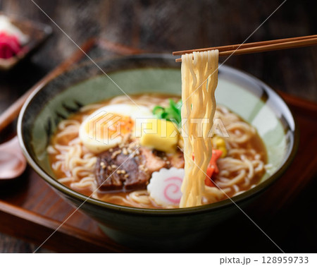 湯気立つ味噌ラーメンの贅沢一杯｜冬に食べたい出来立て麺料理 128959733