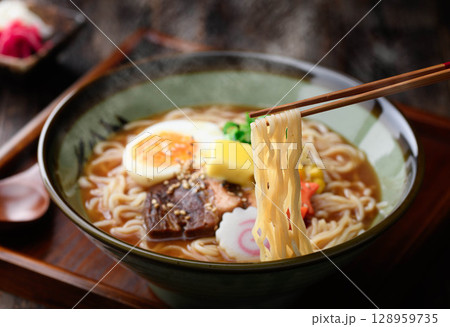 湯気立つ味噌ラーメンの贅沢一杯|冬に食べたい出来立て麺料理 湯気立つ味噌ラーメンの贅沢一杯|冬に食べたい出来立て麺料理 128959735