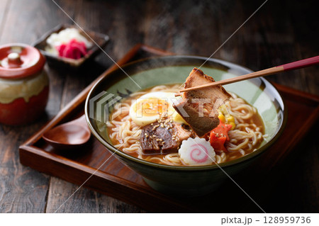 湯気立つ味噌ラーメンの贅沢一杯|冬に食べたい出来立て麺料理 湯気立つ味噌ラーメンの贅沢一杯|冬に食べたい出来立て麺料理 128959736