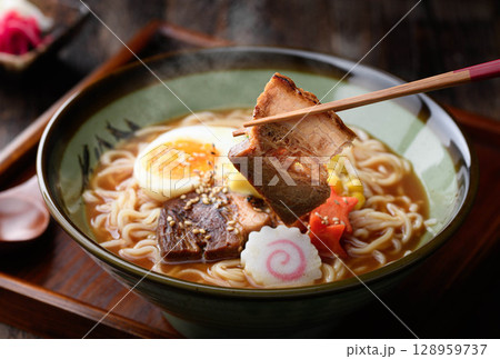 湯気立つ味噌ラーメンの贅沢一杯|冬に食べたい出来立て麺料理 湯気立つ味噌ラーメンの贅沢一杯|冬に食べたい出来立て麺料理 128959737