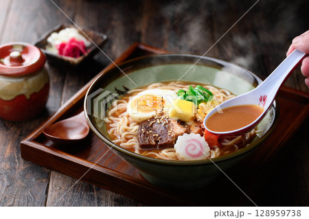 湯気立つ味噌ラーメンの贅沢一杯|冬に食べたい出来立て麺料理 湯気立つ味噌ラーメンの贅沢一杯|冬に食べたい出来立て麺料理 128959738