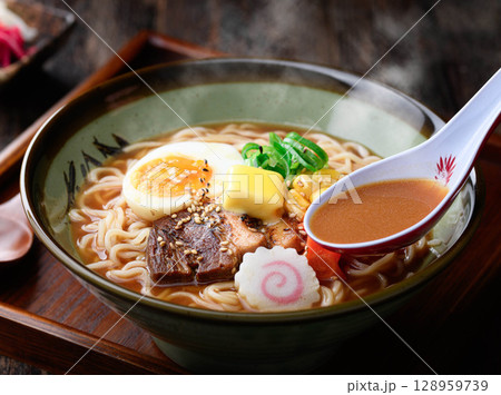 湯気立つ味噌ラーメンの贅沢一杯｜冬に食べたい出来立て麺料理 128959739