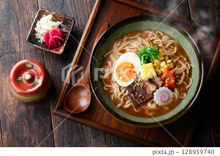 湯気立つ味噌ラーメンの贅沢一杯|冬に食べたい出来立て麺料理 湯気立つ味噌ラーメンの贅沢一杯|冬に食べたい出来立て麺料理 128959740