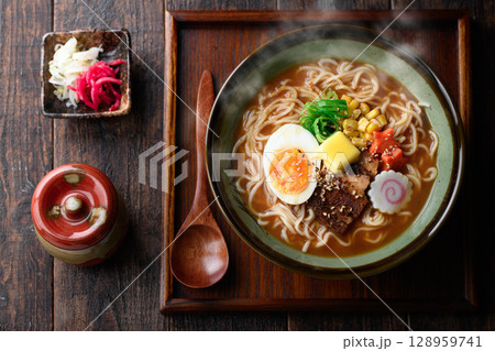 湯気立つ味噌ラーメンの贅沢一杯|冬に食べたい出来立て麺料理 湯気立つ味噌ラーメンの贅沢一杯|冬に食べたい出来立て麺料理 128959741