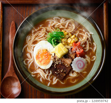 湯気立つ味噌ラーメンの贅沢一杯｜冬に食べたい出来立て麺料理 128959742