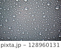 洗車した車のボディーの水滴 128960131