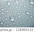 洗車した車のボディーの水滴 128960132