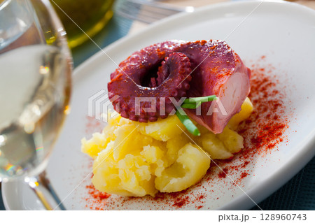 Tentacle of octopus with potatoes 128960743