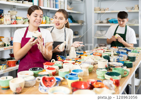 Man and women viewing handmade clay products 128961056