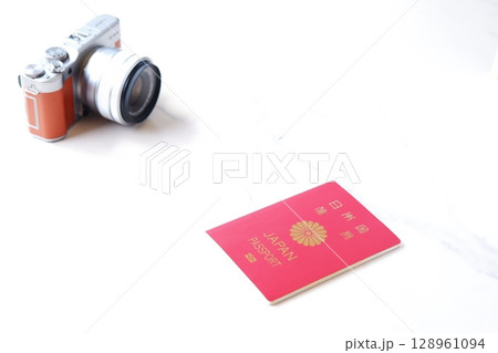 パスポート - パスポート（一般旅券10年用赤色）とカメラを用意して、海外旅行を計画しているイメージ 128961094